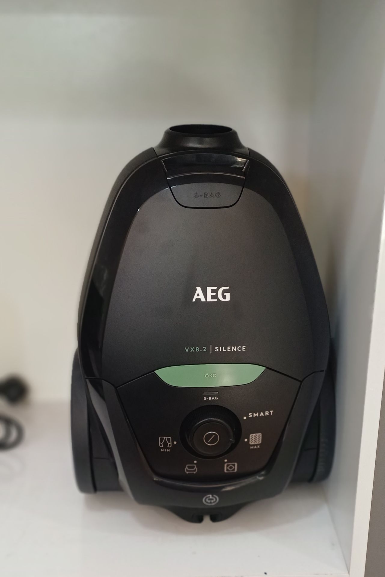جاروبرقی آاگ VX8-2-OKO مشکی 2200 وات