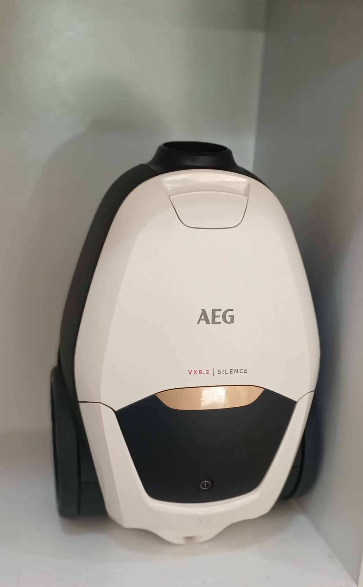 جارو برقی آاگAEGمدل VX8.2